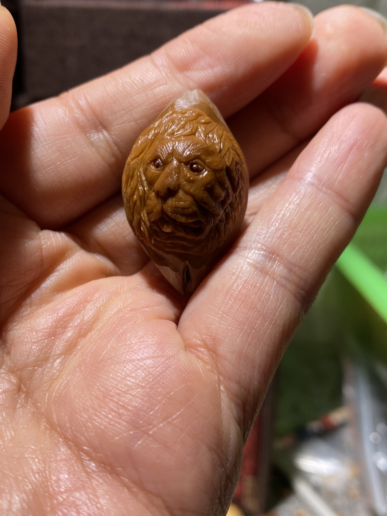 苏工核雕放漏价，纯手工 苏工核雕，纯手工雕刻，铁核松狮，大尺寸款式新颖，非市场通货，尺寸2。3x3.7喜欢的来