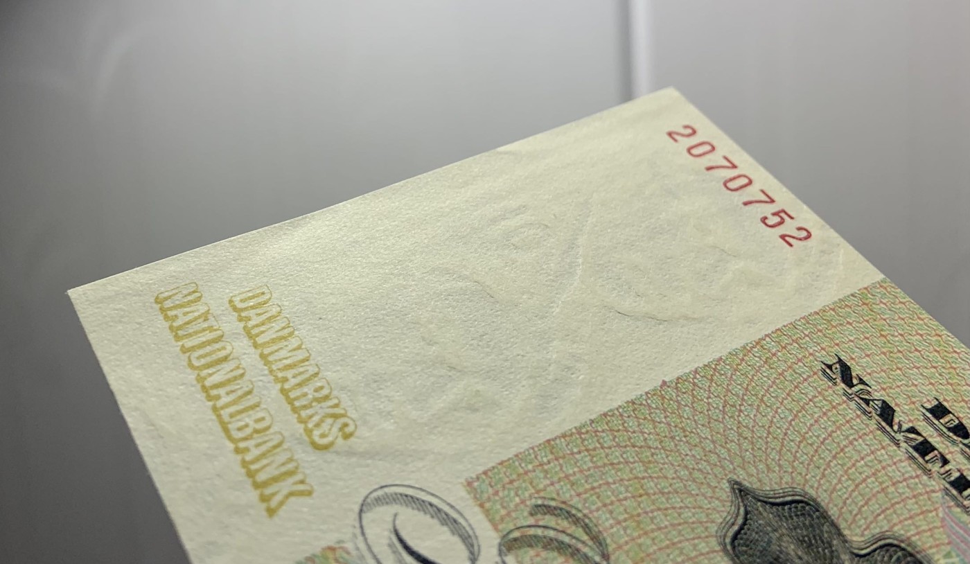 收藏联盟Quantum Auction 第327期拍卖  丹麦1975年10克朗和1979年20克朗 品相全新UNC 号码无4 10克朗边缘微瑕
