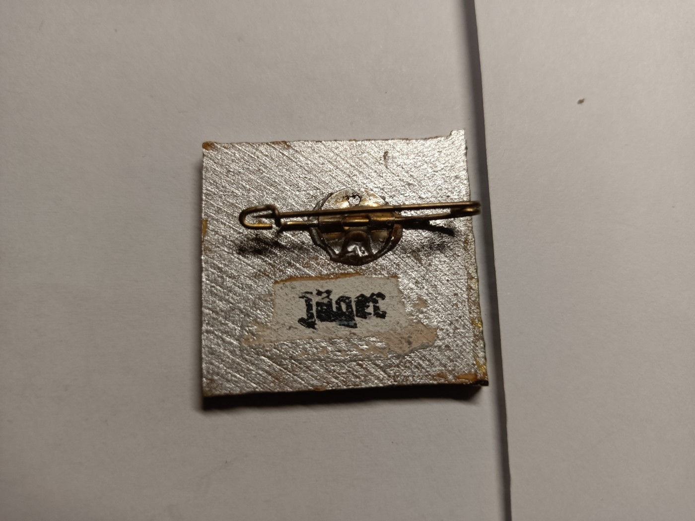 阿娜斯塔西亚军事题材拍卖第五期 Third Reich经典原品战旗类小徽章，木质，背后都带有制造商印标