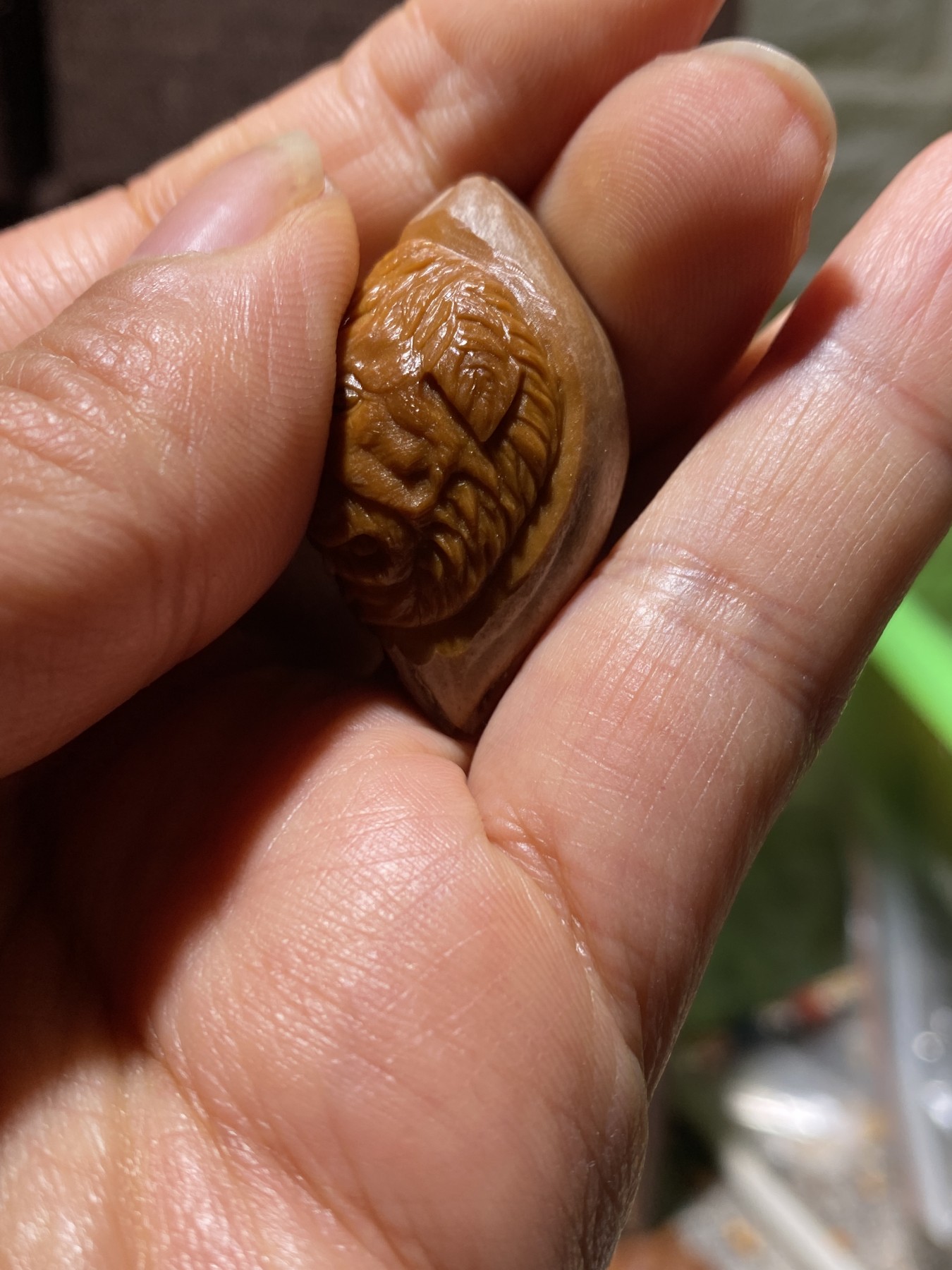苏工核雕放漏价，纯手工 苏工核雕，纯手工雕刻，铁核松狮，大尺寸款式新颖，非市场通货，尺寸2。3x3.7喜欢的来