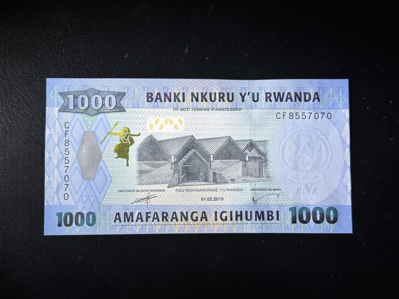 第三十六场！（本期有pmg记录仅两枚的顶级高货） 卢旺达最新版1000，品相unc，荧光漂亮！当地风情。