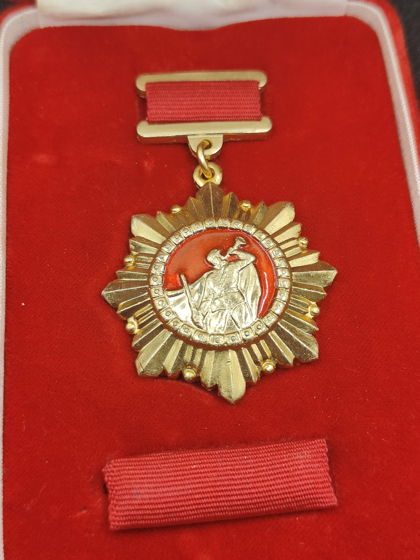 全场0元起拍 第135期 咸鱼国勋章拍卖专场 3月3日（周日）下午6：00开始 稀少 朝总联版烫金国徽盒 祖国解放奖章 带略