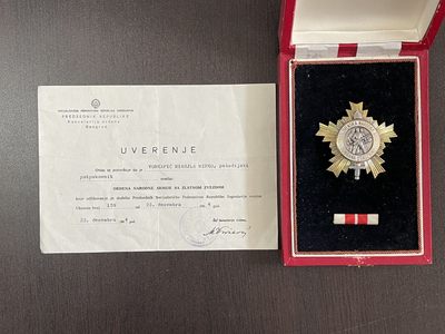 戎马世界章牌大赏第60期 - 南斯拉夫二级人民军勋章，少见早期滚边盒，带少见实发证书，盒略证齐全，章体有银戳，品相完好珐琅无损，