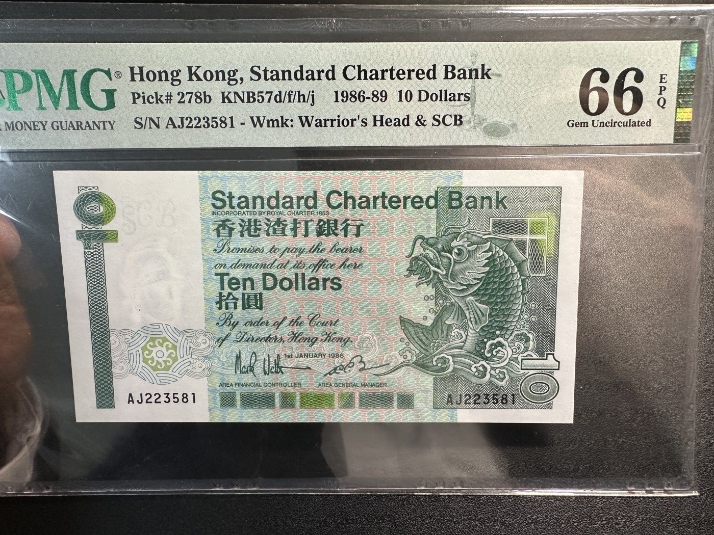 《外钞收藏家》第三百五十八期（连拍第三场） 1986年香港渣打长棍10元 PMG66 A冠