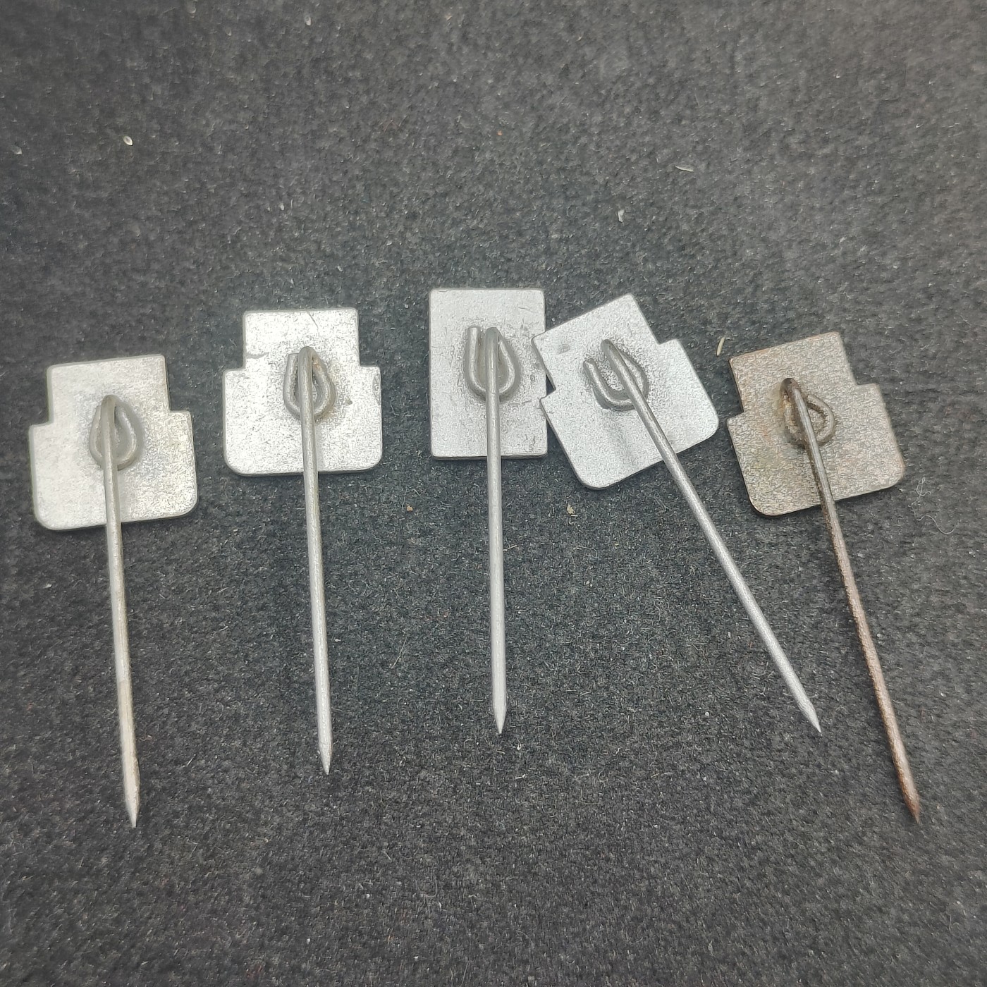 全场0元起拍 第135期 咸鱼国勋章拍卖专场 3月3日（周日）下午6：00开始 东德能源徽章一组