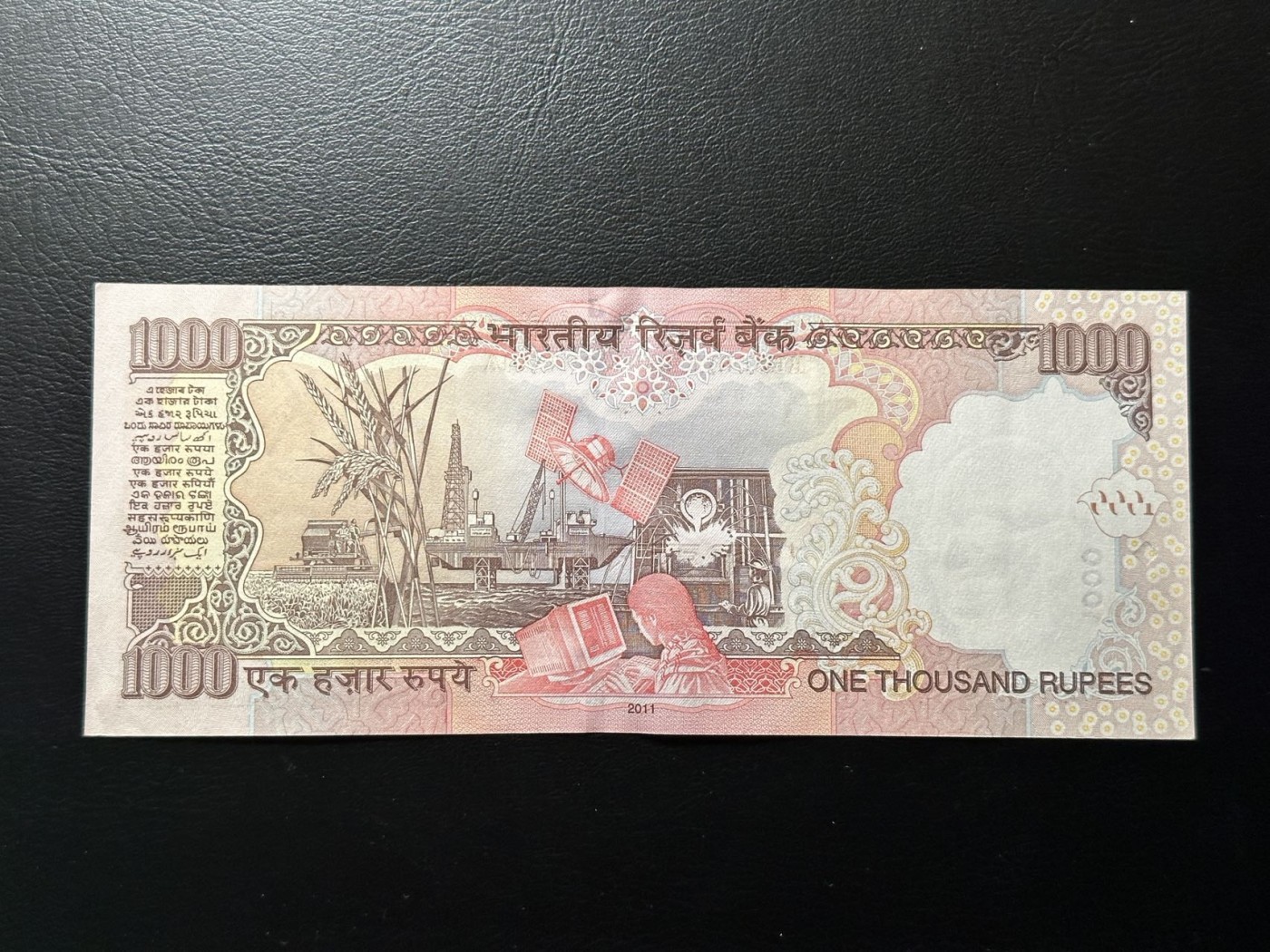 第三十六场！（本期有pmg记录仅两枚的顶级高货） 印度2011年1000卢比，最大面值！品相unc-，号码无47！荧光漂亮！