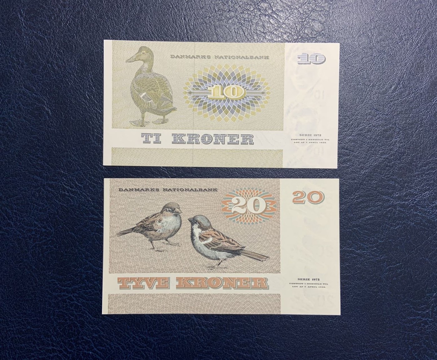 收藏联盟Quantum Auction 第327期拍卖  丹麦1975年10克朗和1979年20克朗 品相全新UNC 号码无4 10克朗边缘微瑕