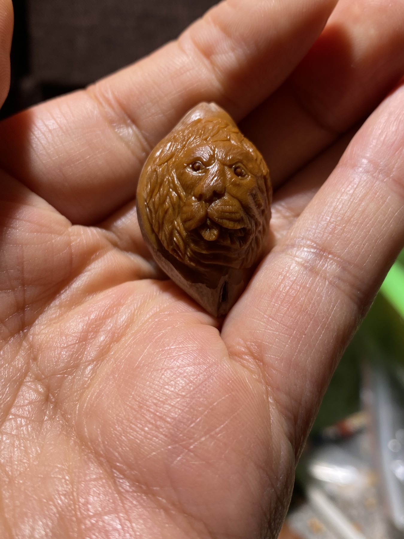 苏工核雕放漏价，纯手工 苏工核雕，纯手工雕刻，铁核松狮，大尺寸款式新颖，非市场通货，尺寸2。3x3.7喜欢的来
