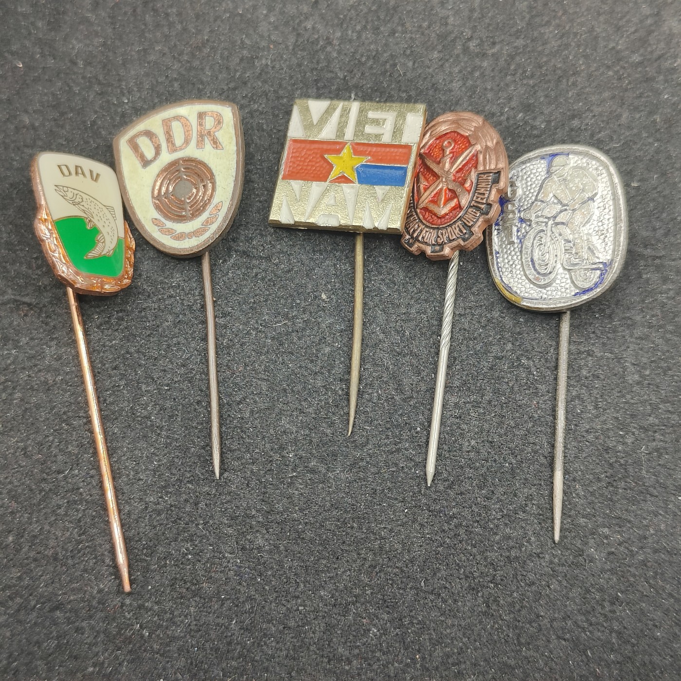 全场0元起拍 第135期 咸鱼国勋章拍卖专场 3月3日（周日）下午6：00开始 东德徽章一组