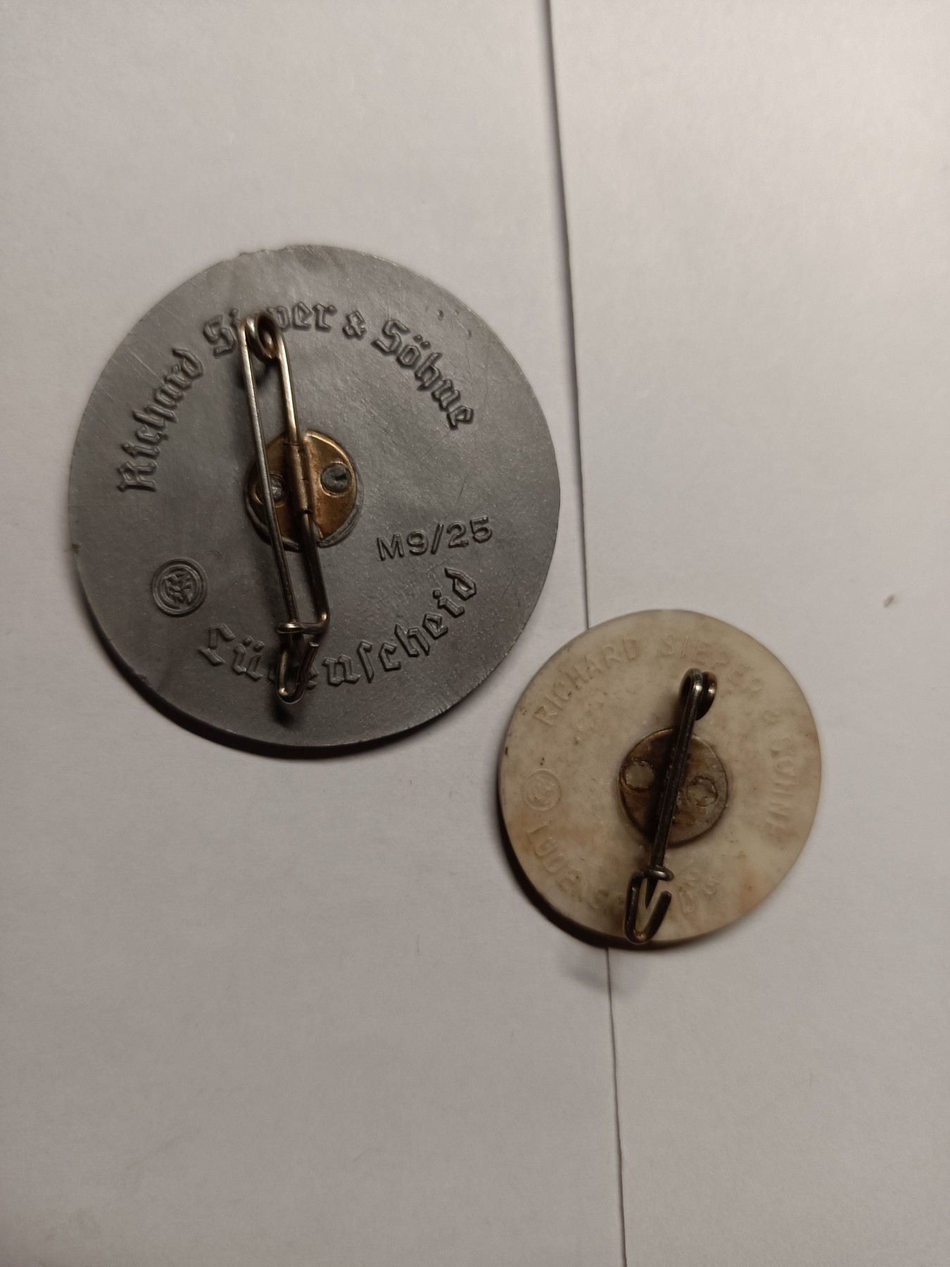 阿娜斯塔西亚军事题材拍卖第五期 Third Reich劳工团小徽章，1938 1939一大一小一起，此徽章背后都带有rzm m9/25标