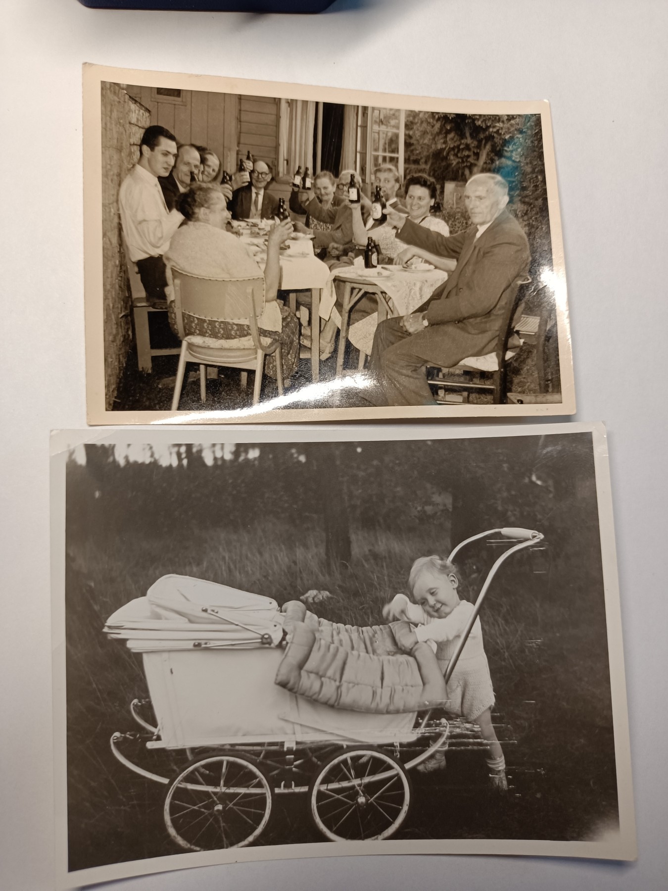 阿娜斯塔西亚军事题材拍卖第五期 Third Reich1940原品日常家庭类老照一共两张，背后带有手写字迹编号等