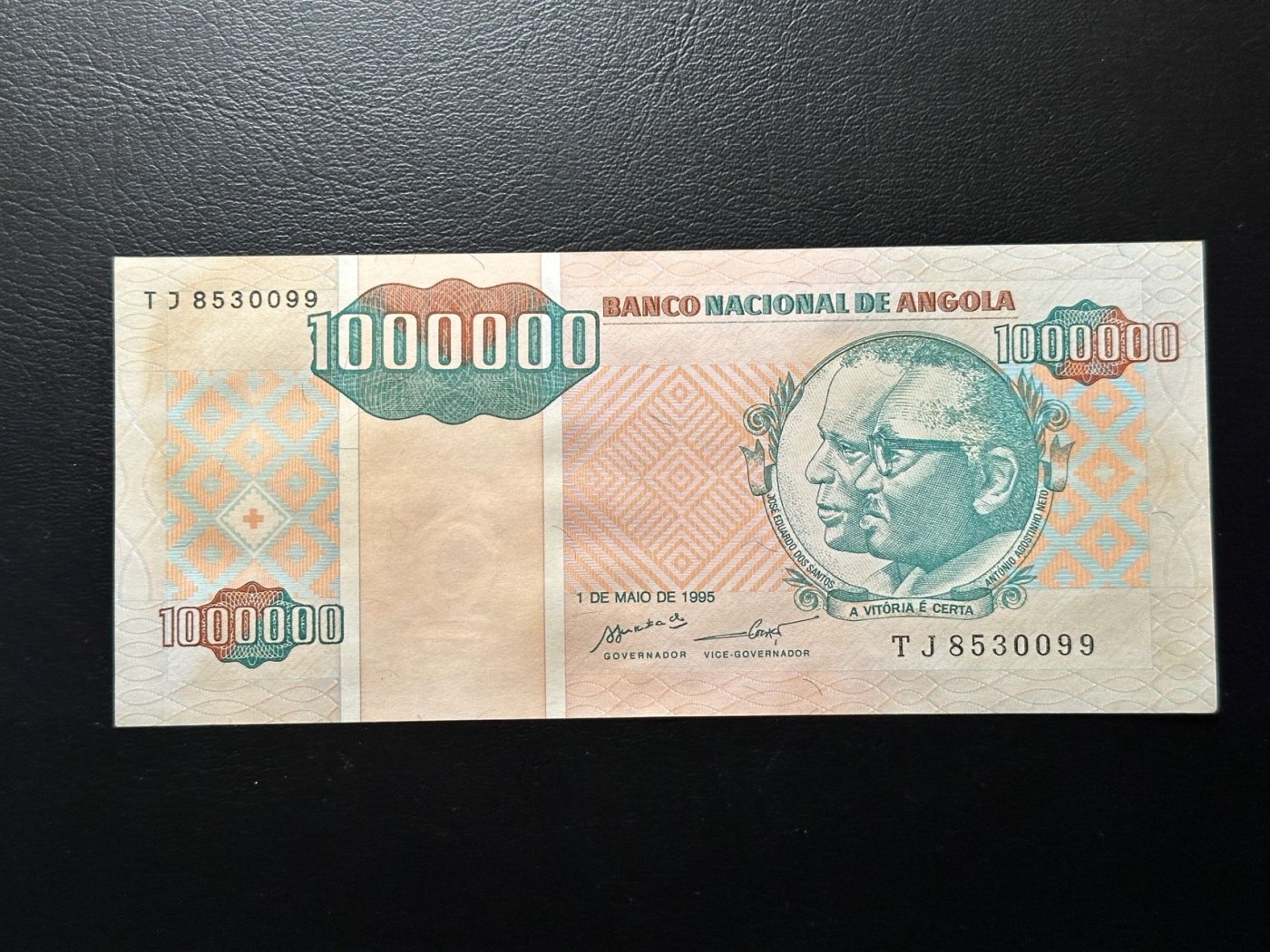 第三十六场！（本期有pmg记录仅两枚的顶级高货） 安哥拉1995年100万宽扎，品相unc-（微黄无折）号码全程无47！品种好！大面值！