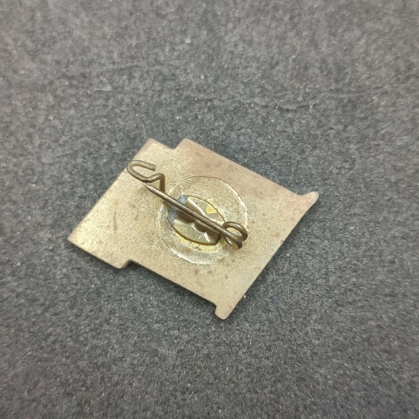 全场0元起拍 第135期 咸鱼国勋章拍卖专场 3月3日（周日）下午6：00开始 东德恩斯特台尔曼先锋队队徽