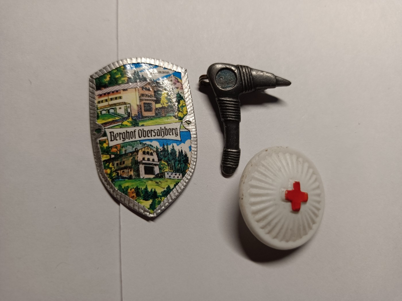 阿娜斯塔西亚军事题材拍卖第五期 Third Reich1934原品官方红十字小徽章，武器类小徽章等背后带标三枚一起