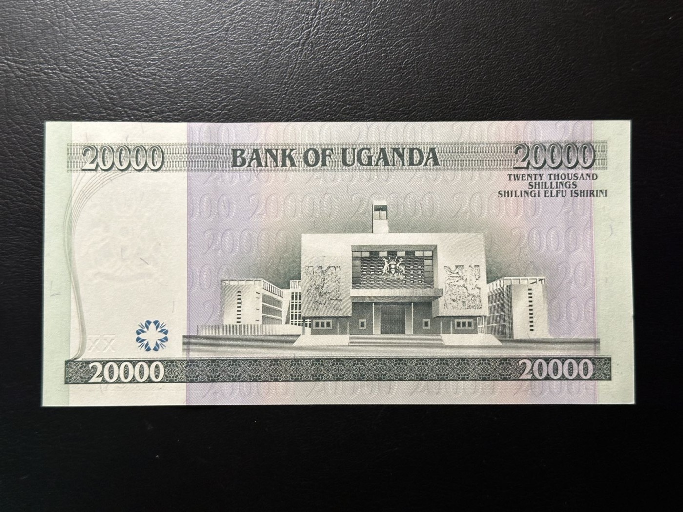 第三十六场！（本期有pmg记录仅两枚的顶级高货） 乌干达2005年2万先令，品相unc，东非红鹤！荧光漂亮，号码无4！