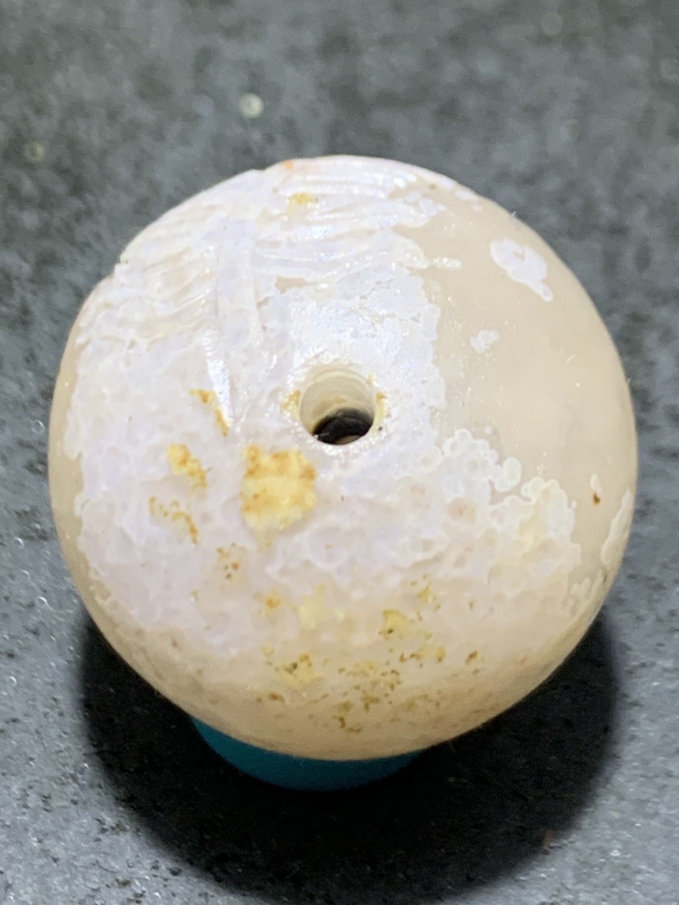 精美亚光冰飘原皮战国红玛瑙手工雕刻雪羽珠一颗！