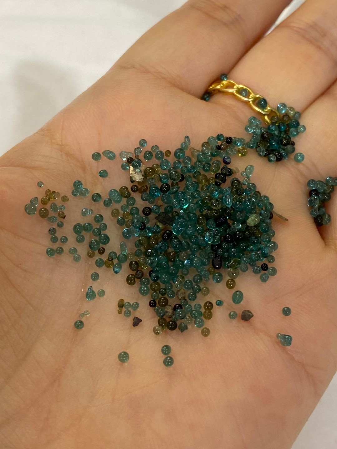 老琉璃米珠，尺寸0.1厘米左右，品相如图，168包快递