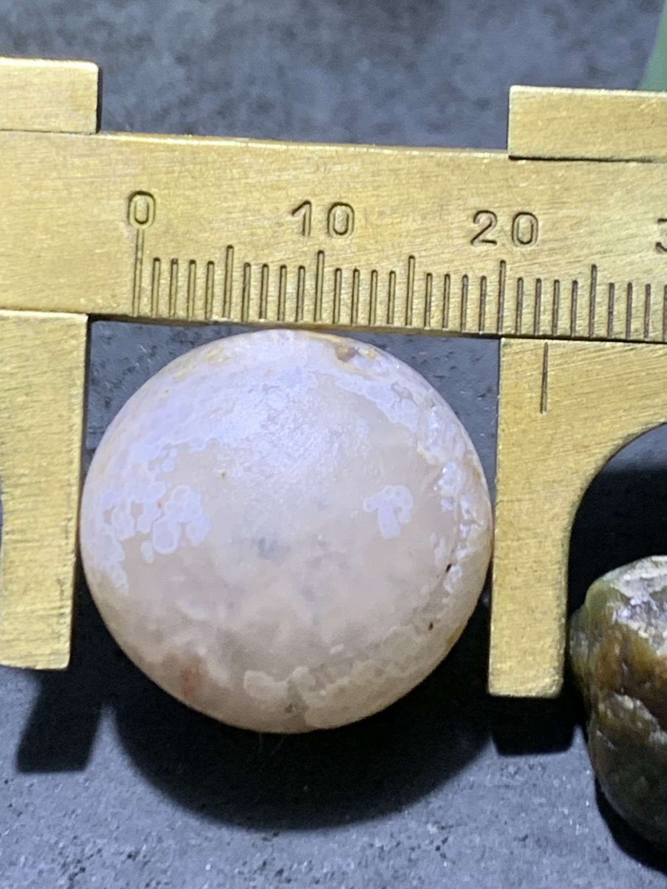 精美亚光冰飘原皮战国红玛瑙手工雕刻雪羽珠一颗！