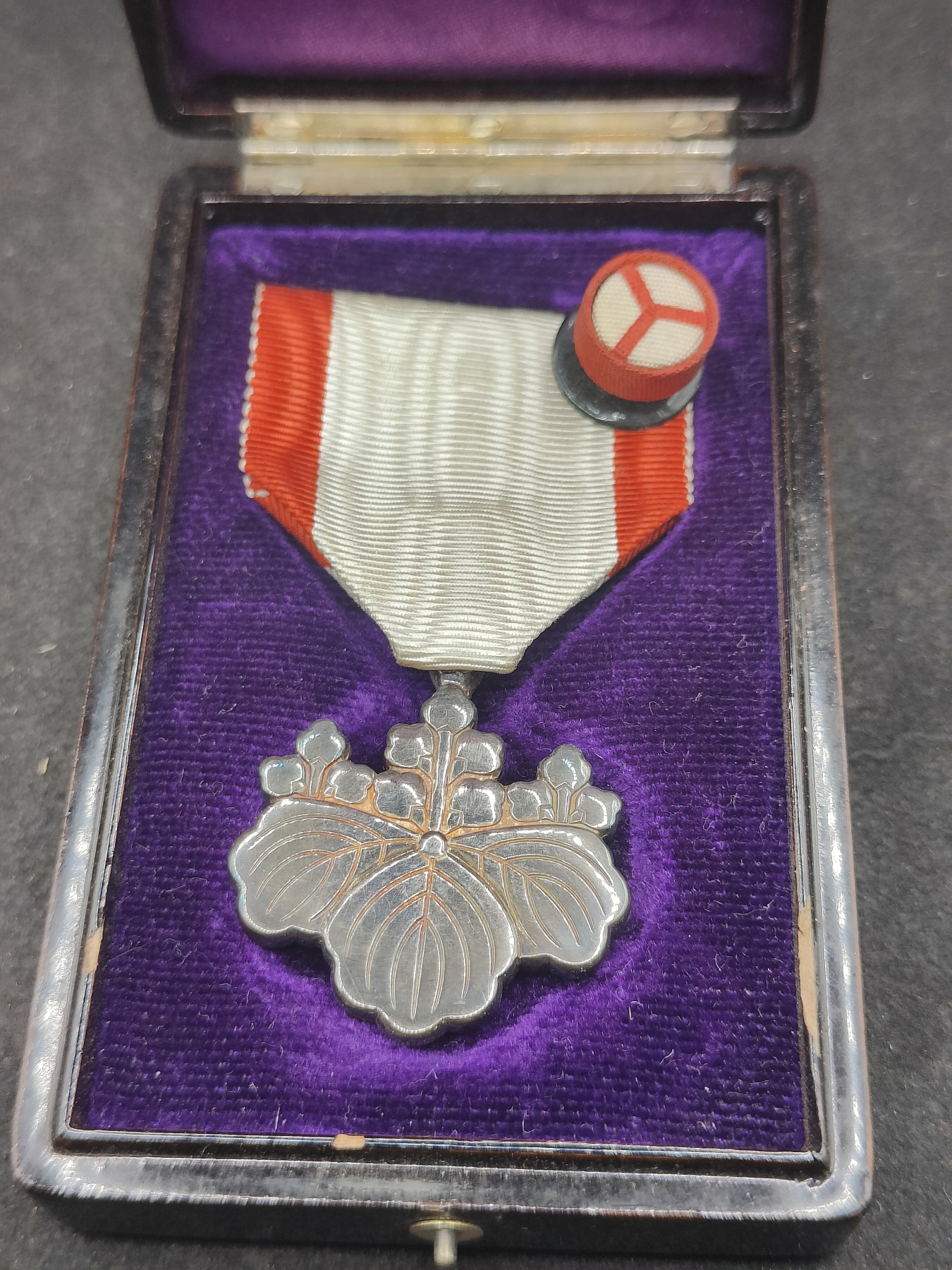 全场0元起拍 第135期 咸鱼国勋章拍卖专场 3月3日（周日）下午6：00开始 日本明治时期八等白叶章银制带盒略