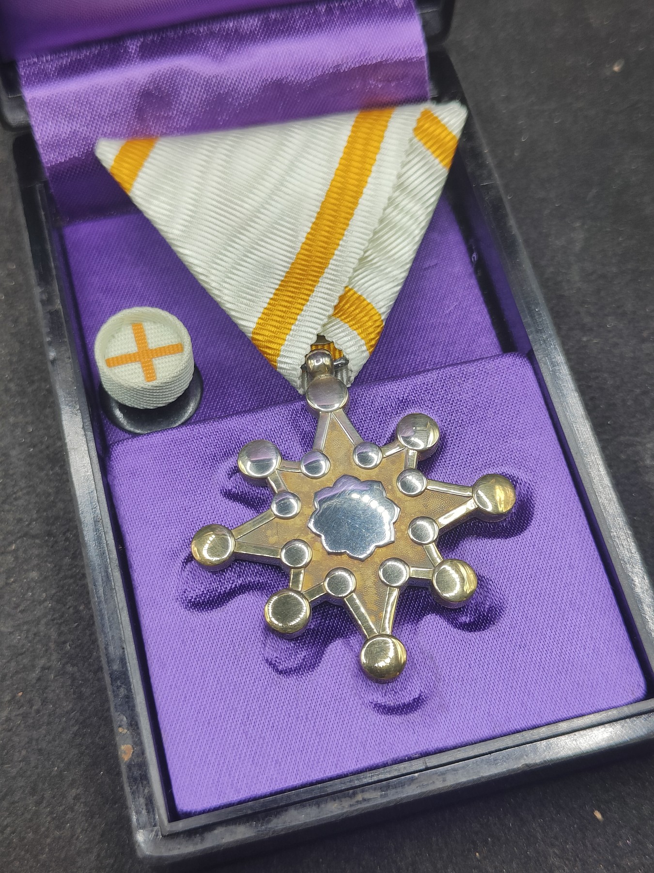 全场0元起拍 第135期 咸鱼国勋章拍卖专场 3月3日（周日）下午6：00开始 鎏金美品战后七等瑞宝章银制带盒略