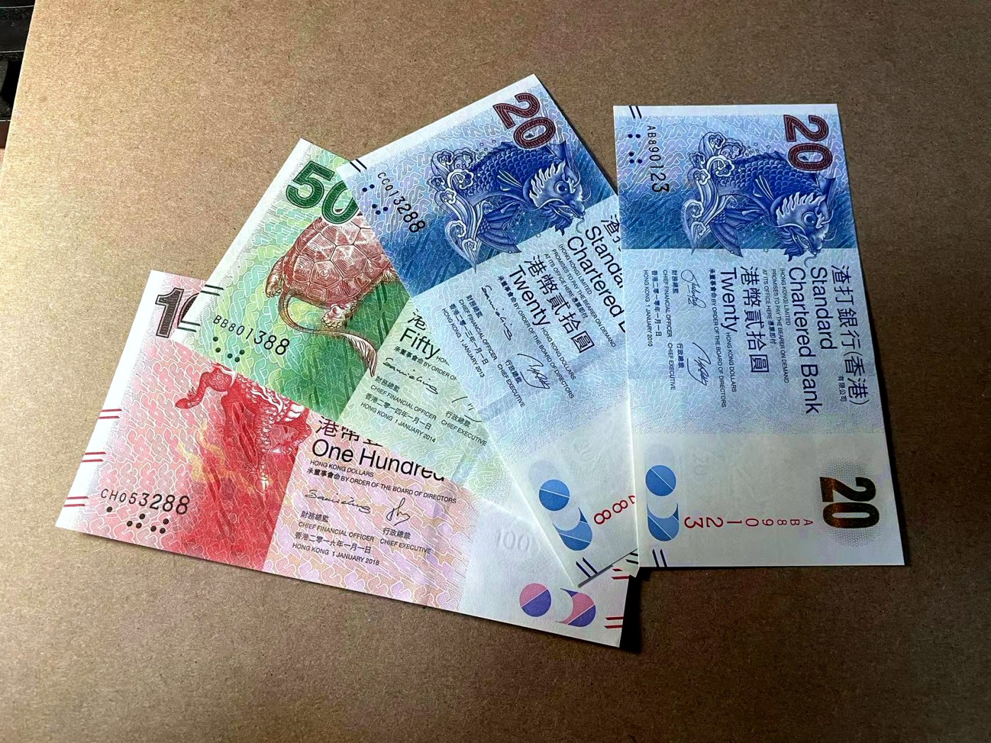 【Blue Auction】✨世界纸币精拍第438期【精】 【一组4张 均无47 含多张88尾】香港 渣打 20-50-100元 全新UNC