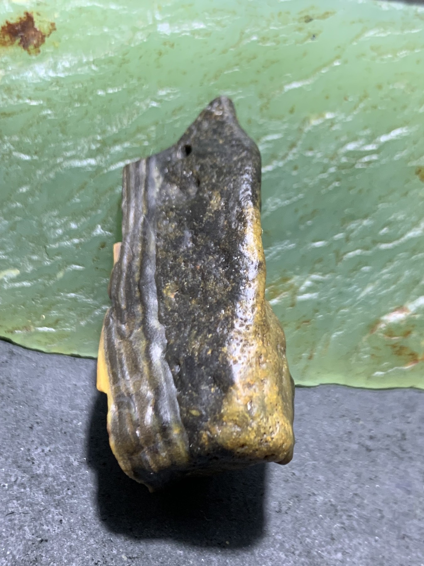 放福利！精美天然原皮阿拉善玛瑙原石手工雕刻佛字把件（吊坠）一颗，