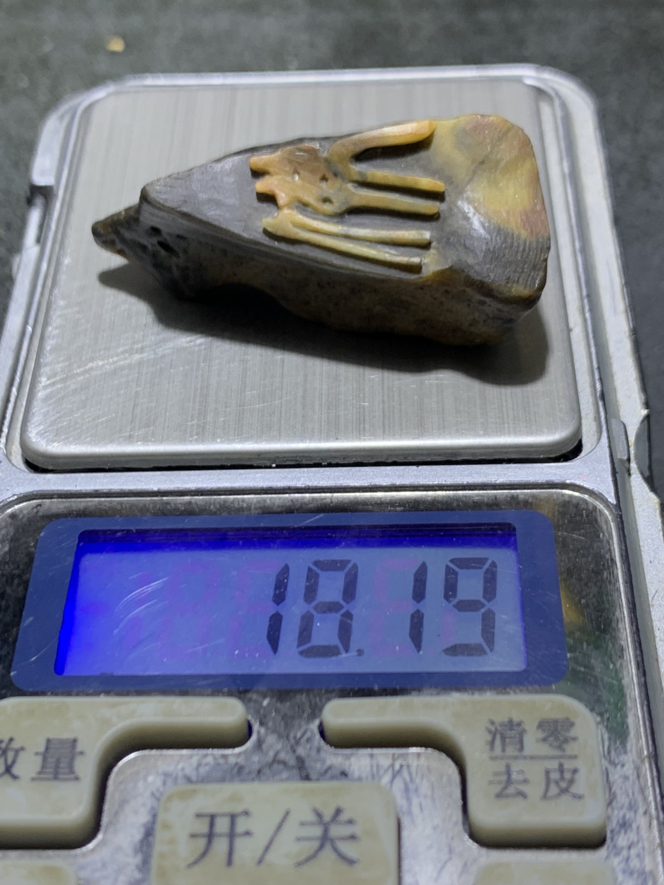 放福利！精美天然原皮阿拉善玛瑙原石手工雕刻佛字把件（吊坠）一颗，
