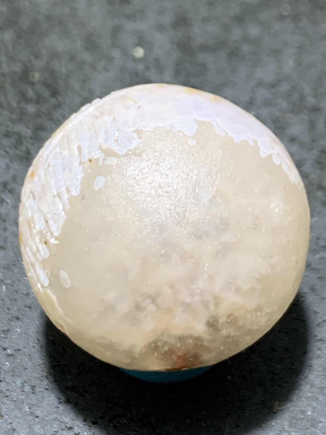 精美亚光冰飘原皮战国红玛瑙手工雕刻雪羽珠一颗！