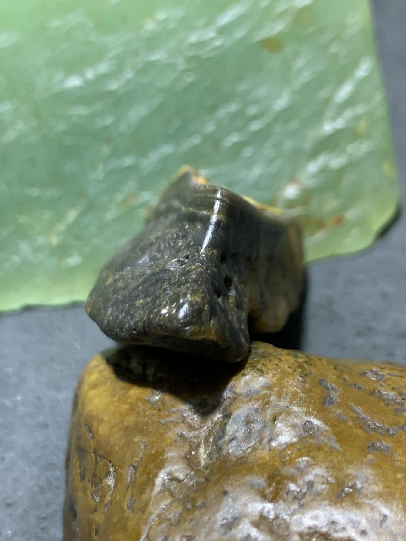 放福利！精美天然原皮阿拉善玛瑙原石手工雕刻佛字把件（吊坠）一颗，