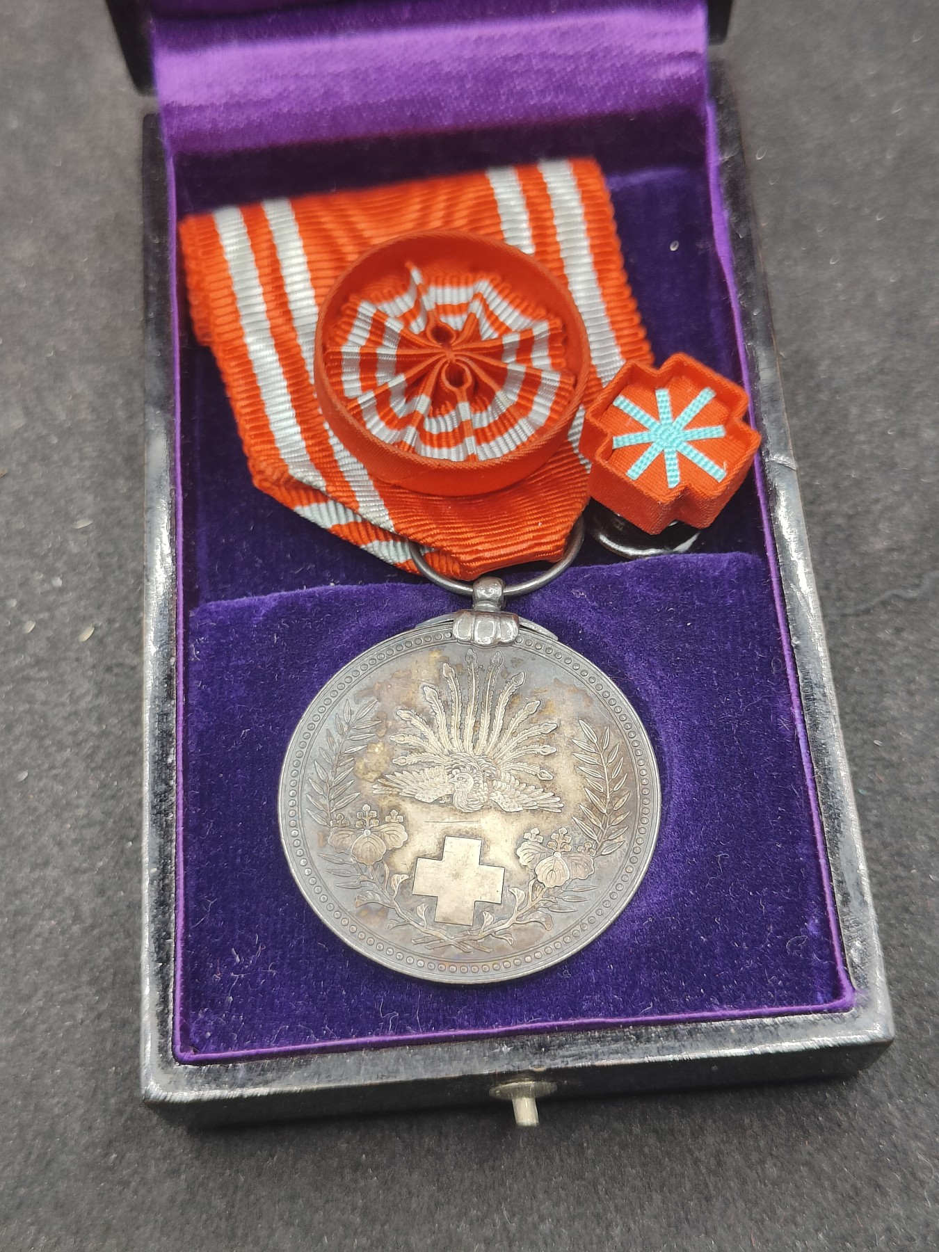 全场0元起拍 第135期 咸鱼国勋章拍卖专场 3月3日（周日）下午6：00开始 漆木盒赤十字社员章银制带盒略