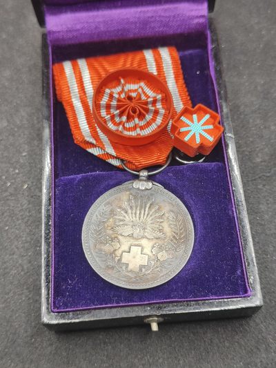 全场0元起拍 第135期 咸鱼国勋章拍卖专场 3月3日（周日）下午6：00开始 - 漆木盒赤十字社员章银制带盒略