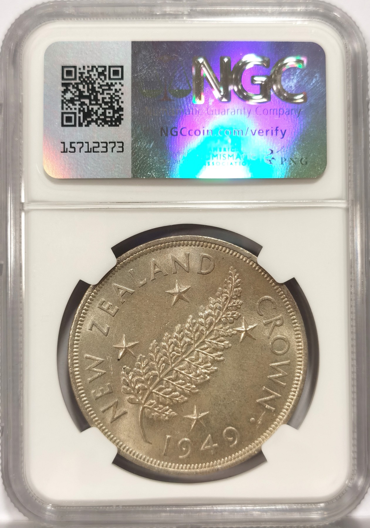 博洋堂世界钱币拍卖第066期（全场包邮） NGC MS63 1949年新西兰乔治六世克朗大银币，背面是新西兰国花银蕨。银光闪烁，光度十足，币面清爽又干净。