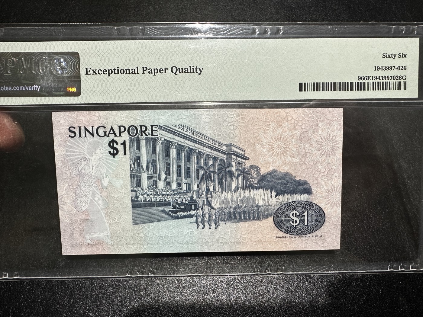 《外钞收藏家》第三百四十三期（评级场） 1976年新加坡鸟版1元 PMG66 BWC作品