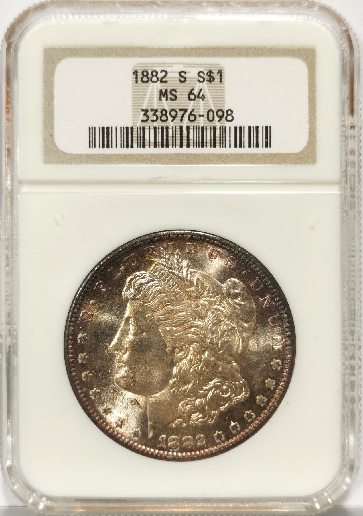 博洋堂世界钱币拍卖第066期（全场包邮） 1882年美国摩根银币S版NGC-MS64，市场上较少年份摩根币，原汁原味五彩老包浆，包浆醇厚浓郁，打制精美，状态一流。五彩币面，赏心悦目。N盒经典小白盒老盒严评无官网图，低估，状态和品质不输现在的65分。备注：盒子正面上沿卡槽有轻微磕碰，不影响密封，介意勿拍