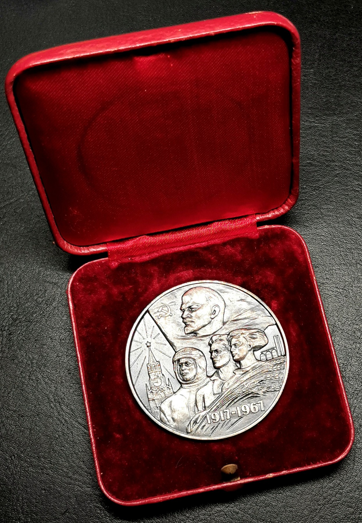凡希社世界钱币微拍第二百六十一期（龙年开运场） 1967苏联十月革命五十周年纪念大银章附原盒！直径50mm，76.4g