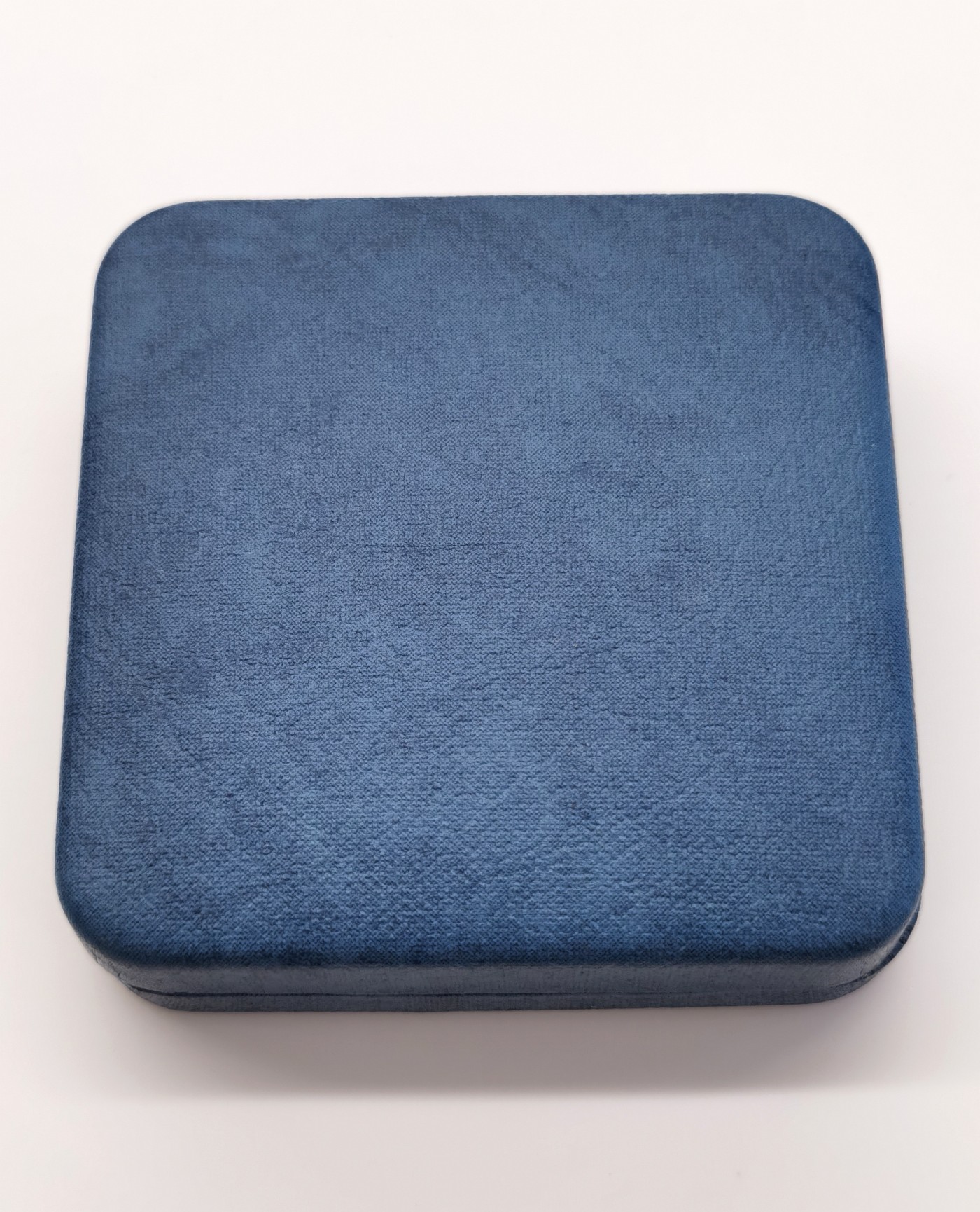 博洋堂世界钱币拍卖第066期（全场包邮） 1981年英国查尔斯王子-黛安娜王妃大婚纪念精制克朗型银币，现任英王查尔斯和黛安娜王妃的皇室世纪婚礼。直径38.6mm，重28.28g，925银。英国皇家造币厂原盒原证书，UNC/BU未流通MS级品质，PROOF精制币，状态极佳