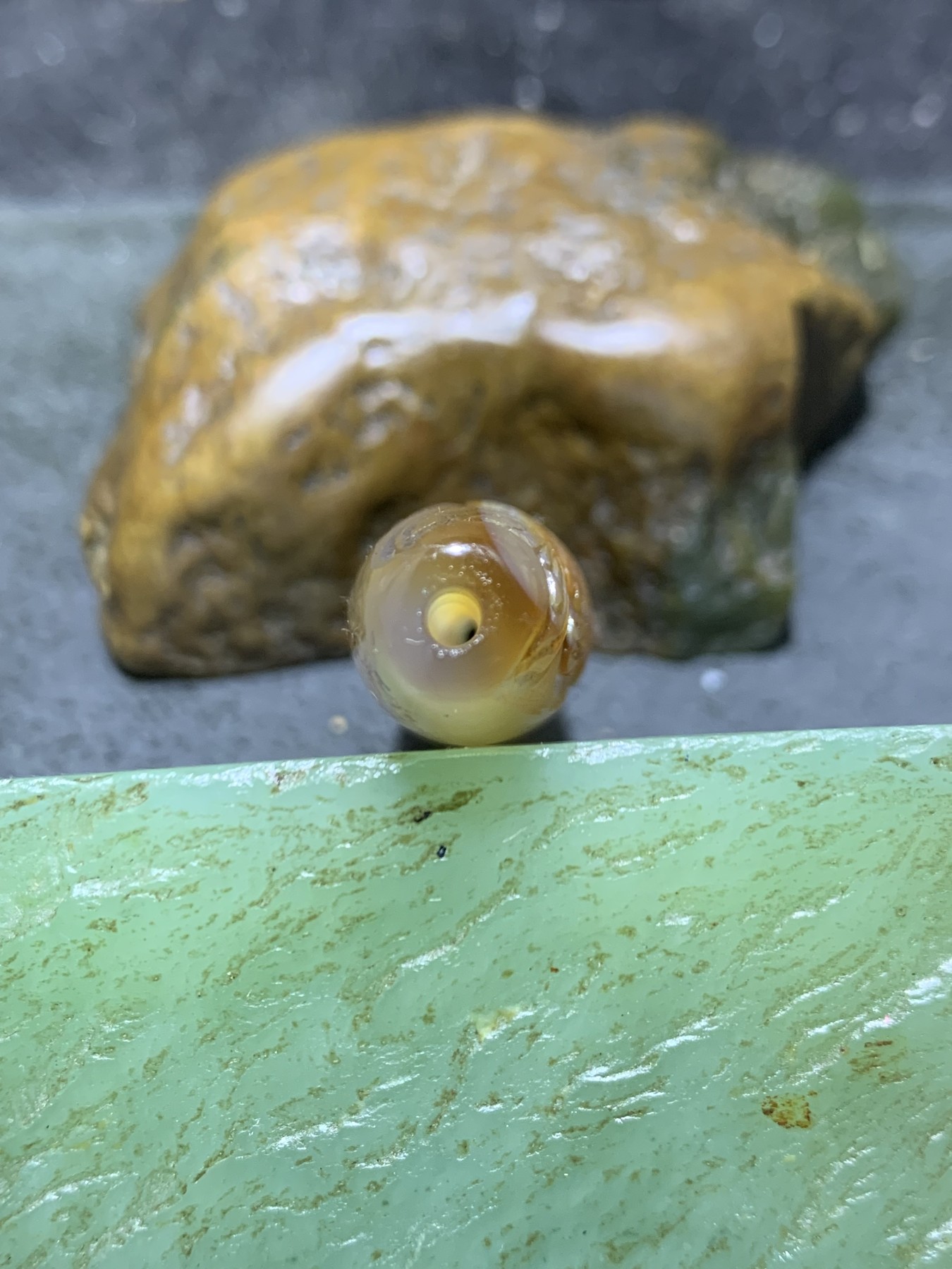 精美亚光朱砂点巴西玛瑙手工俏色巧雕富贵有余桶珠一个