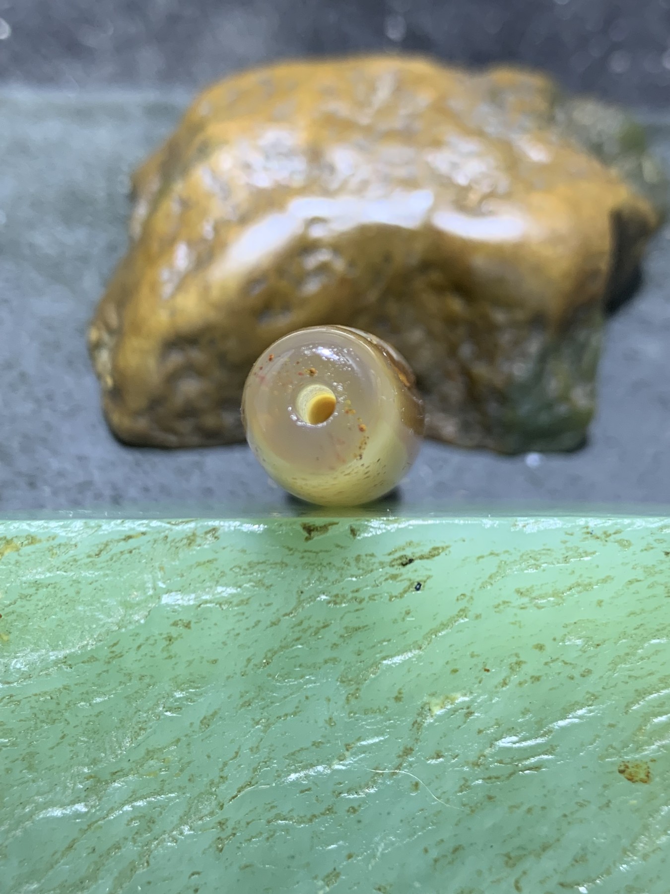 精美亚光朱砂点巴西玛瑙手工俏色巧雕富贵有余桶珠一个