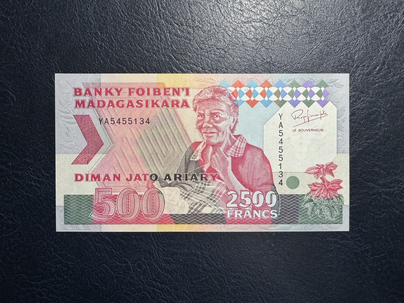 收藏联盟Quantum Auction 第327期拍卖  马达加斯加年2500法郎=500里亚尔 品相全新UNC 动物园