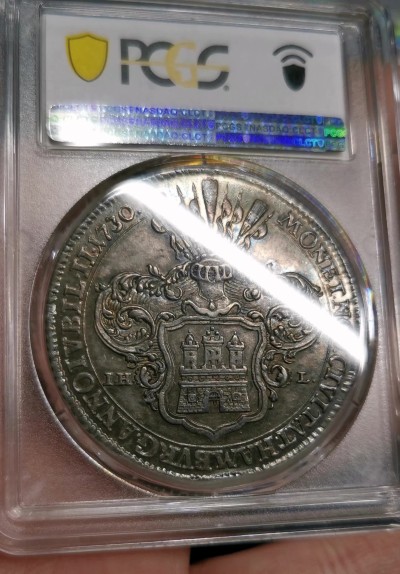 凡希社世界钱币微拍第二百六十一期（龙年开运场） 荐！1730汉萨同盟汉堡自由市奥格斯堡忏悔纪念泰勒大银PCGS-MS62 双面彩虹包浆！P封面币。