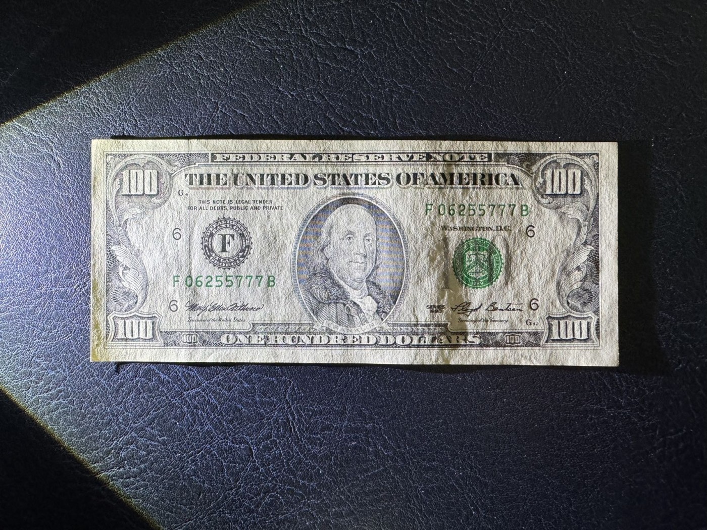 收藏联盟Quantum Auction 第327期拍卖  美国联邦1993年100元 品相UNC-  豹子号777 号码无4 角有瑕疵 细节如图