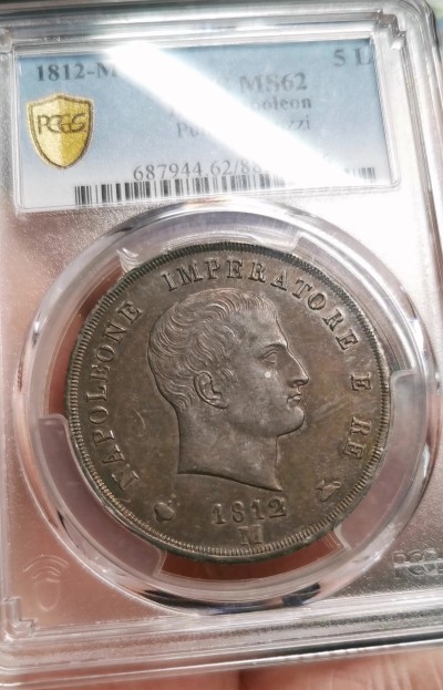 凡希社世界钱币微拍第二百六十一期（龙年开运场） 稀！1812M意大利王国拿破仑5里拉大银PCGS-MS62 盾徽长矛粗尖版，深色欧陆五彩，真正的传世品质，P唯一最高分！