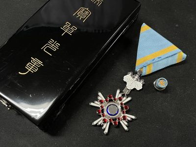 戎马世界章牌大赏第60期 - 瑞宝单光章，盒略齐全品相很好
