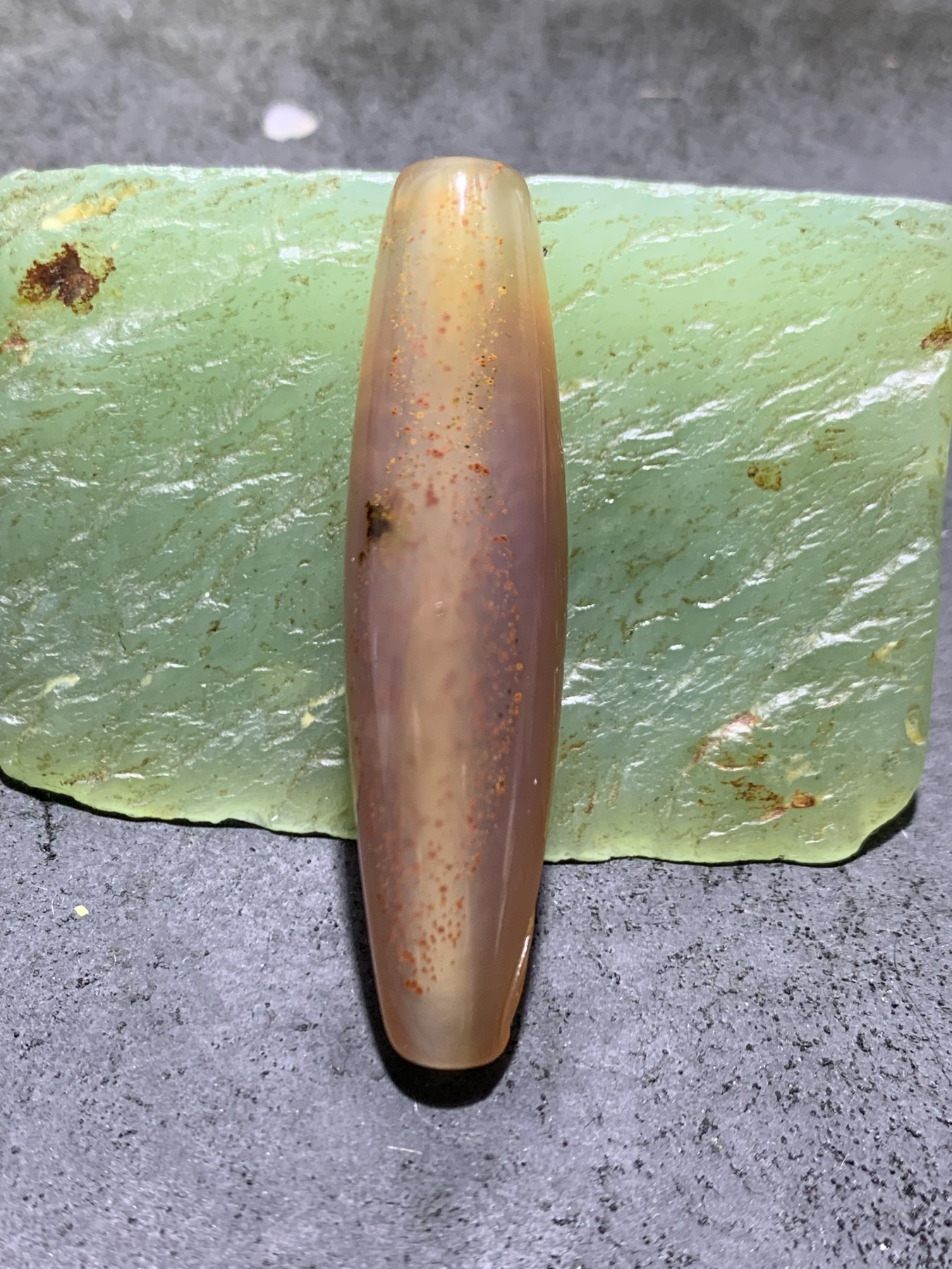 精美亚光朱砂点巴西玛瑙手工俏色巧雕富贵有余桶珠一个