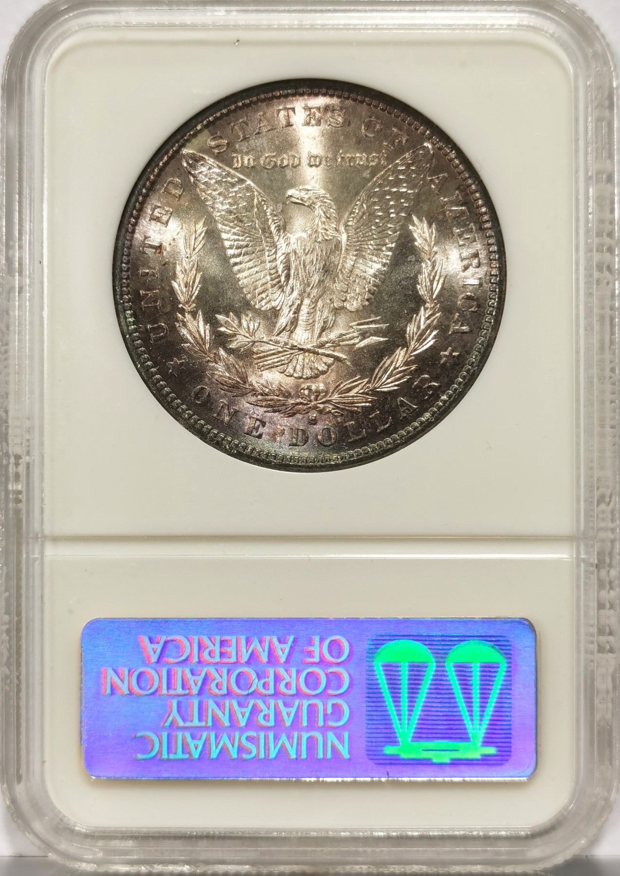 博洋堂世界钱币拍卖第066期（全场包邮） 1882年美国摩根银币S版NGC-MS64，市场上较少年份摩根币，原汁原味五彩老包浆，包浆醇厚浓郁，打制精美，状态一流。五彩币面，赏心悦目。N盒经典小白盒老盒严评无官网图，低估，状态和品质不输现在的65分。备注：盒子正面上沿卡槽有轻微磕碰，不影响密封，介意勿拍