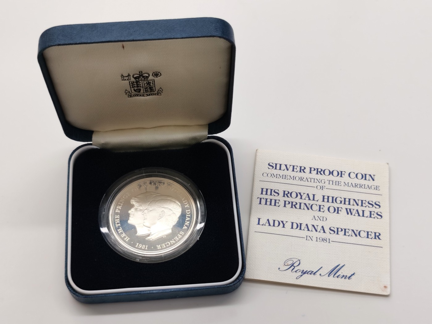 博洋堂世界钱币拍卖第066期（全场包邮） 1981年英国查尔斯王子-黛安娜王妃大婚纪念精制克朗型银币，现任英王查尔斯和黛安娜王妃的皇室世纪婚礼。直径38.6mm，重28.28g，925银。英国皇家造币厂原盒原证书，UNC/BU未流通MS级品质，PROOF精制币，状态极佳