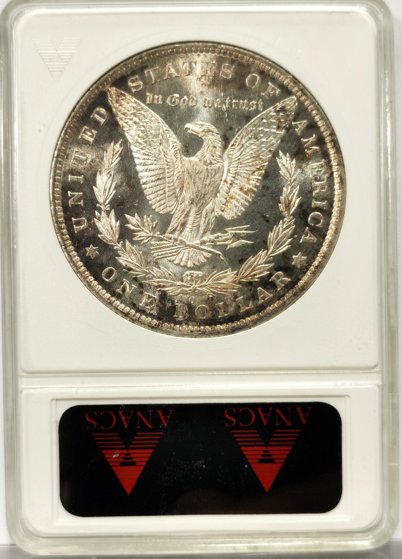 博洋堂世界钱币拍卖第066期（全场包邮） 1883年O版美国摩根银元ANACS-MS63PL，超级好看的镜面状态，原汁原味淡彩老包浆，状态极佳。ANACS绝版经典小白盒，状态和品质绝对不输现在64PL，以前许多小白盒换N，P升一级比比皆是，ANACS小白盒的品质保证很值得信赖。小白盒距今有50年的历史，盒子本身就是古董级别的收藏品