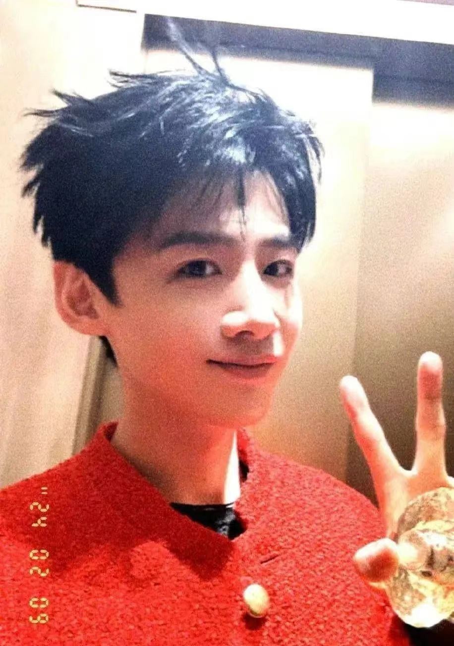 零元拍：二月最后一天抓紧和白敬亭一起上春山，白敬亭签名牛奶泰迪熊！