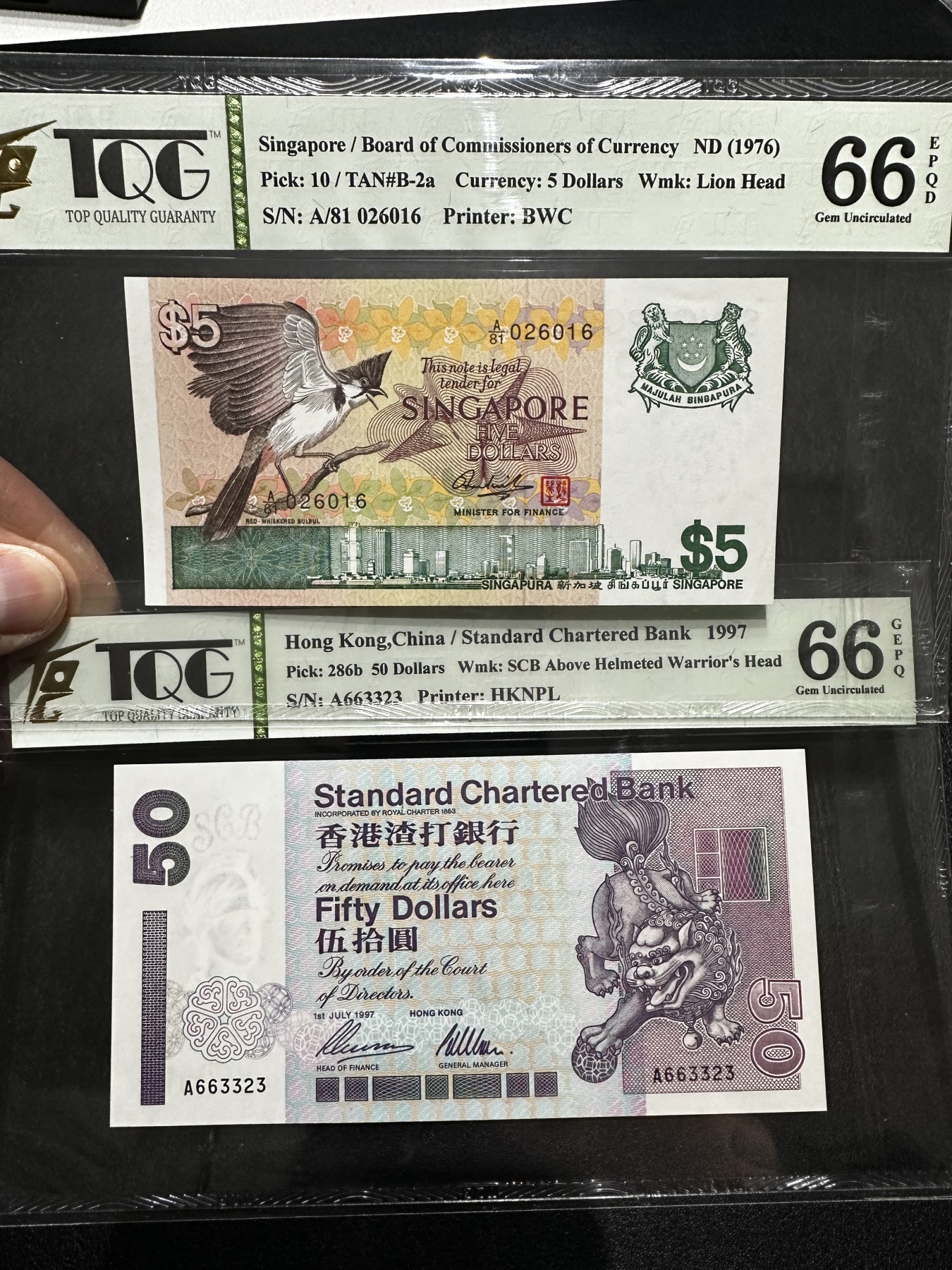 《外钞收藏家》第三百四十三期（评级场） 新加坡鸟版5元+香港渣打A冠50元 2张一起 无47 TQG评级