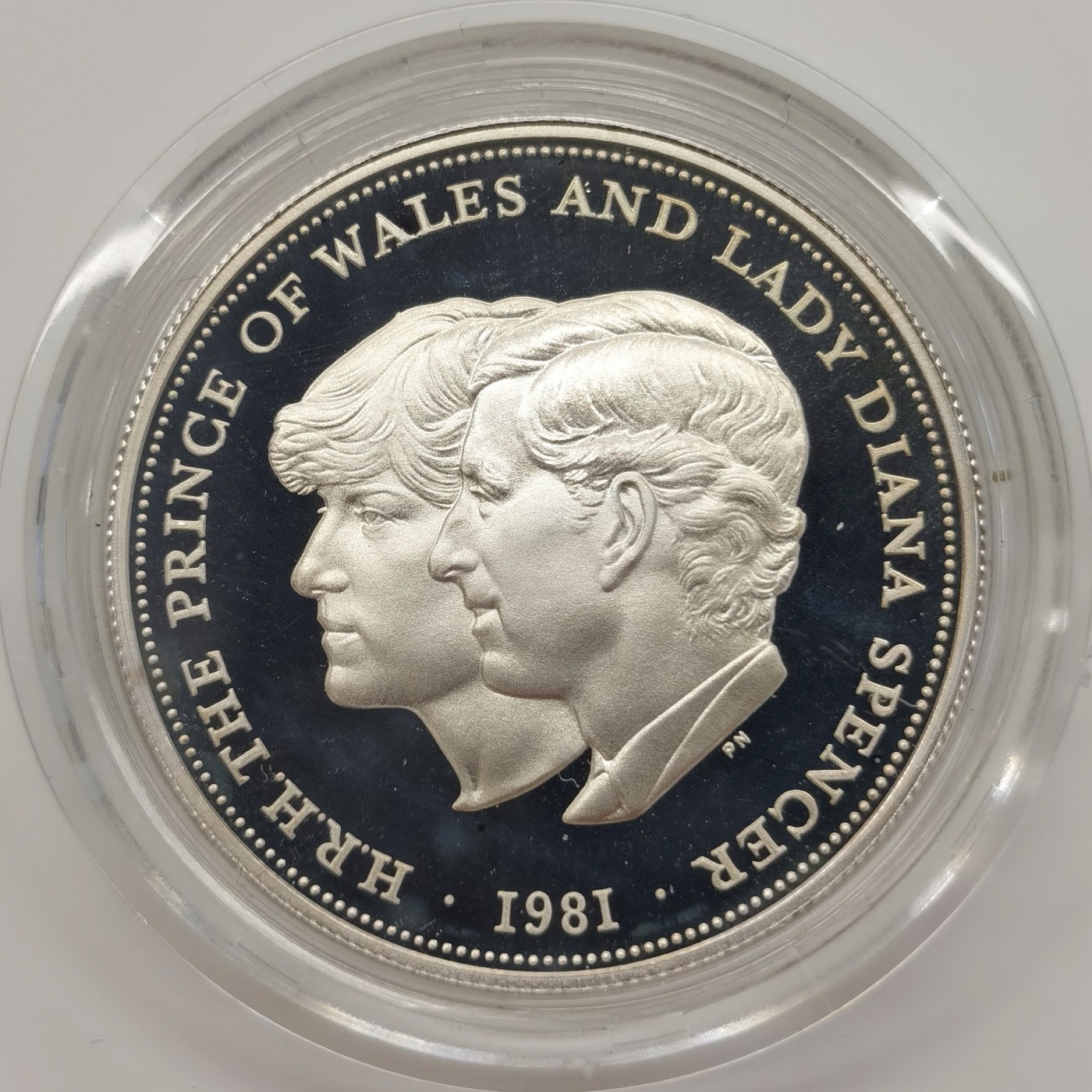 博洋堂世界钱币拍卖第066期（全场包邮） 1981年英国查尔斯王子-黛安娜王妃大婚纪念精制克朗型银币，现任英王查尔斯和黛安娜王妃的皇室世纪婚礼。直径38.6mm，重28.28g，925银。英国皇家造币厂原盒原证书，UNC/BU未流通MS级品质，PROOF精制币，状态极佳